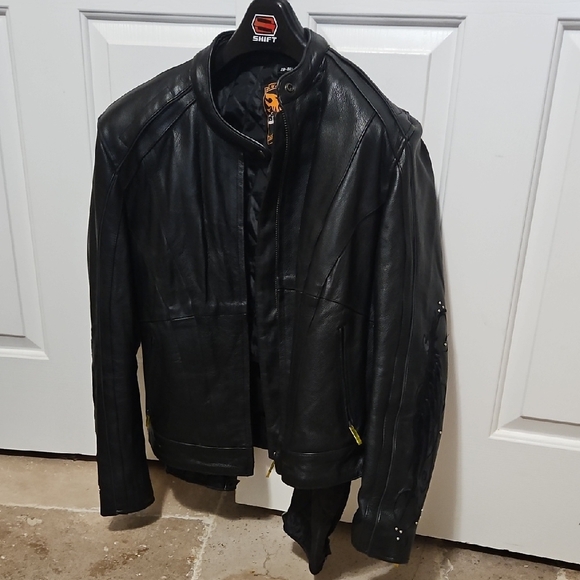 Stylish Black Leather Jacket - Picture 1 of 6
